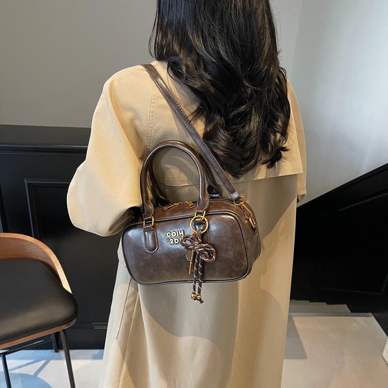 This year, the popular small bag women's versatile 2025 new fashion shoulder messenger bag retro portable pillow bag