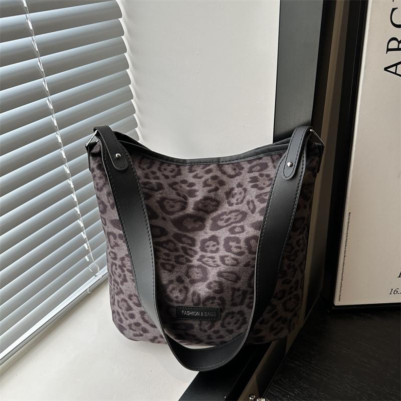 Trendy Korean Vintage Canvas Bucket Bag For Daily Commutes With Soft Structure And Magnetic Closure