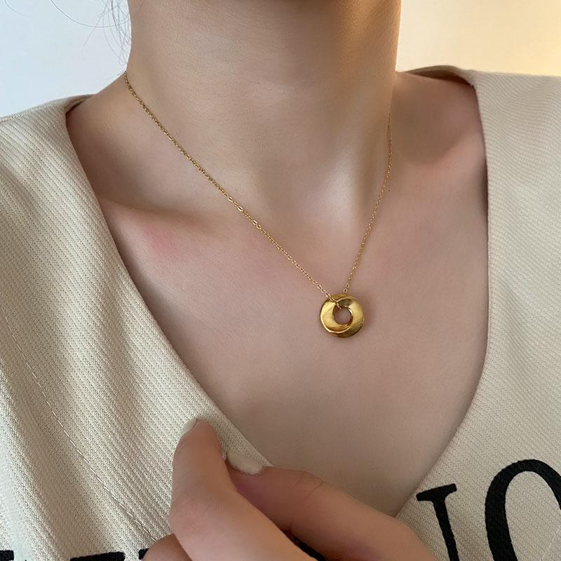 2024 Women's Twisted Pendant Necklace: Durable Titanium Steel, Non-Fading, Versatile High-End Style