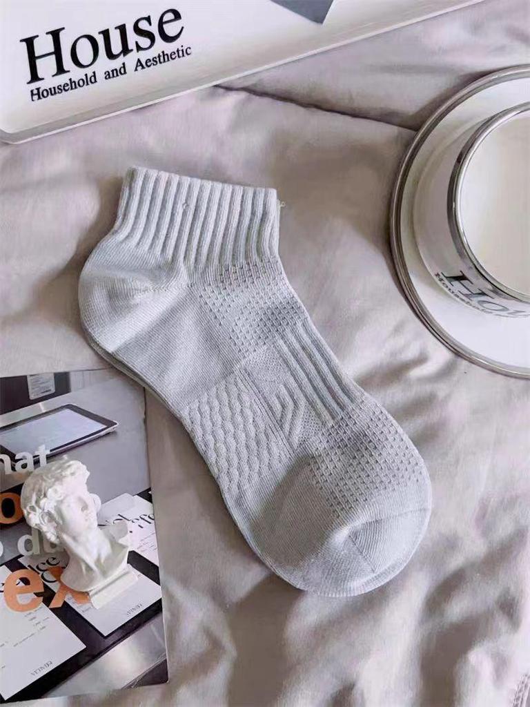 Herren Trendige Schwarz & Weiße Niedrig Geschnittene Geruchsresistente Schweißabsorbierende Kurze Socken für den Sommer
