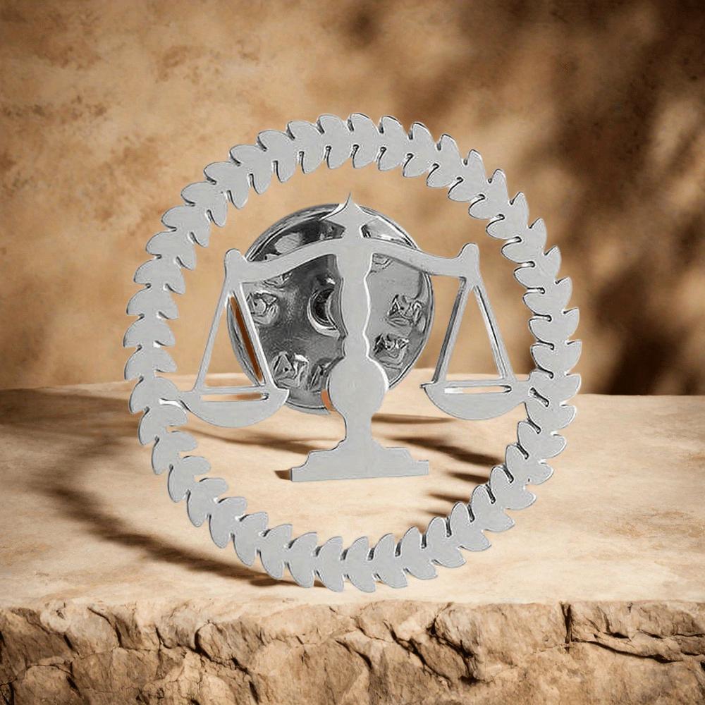 

1 шт. Классическая брошь-булавка мужская с дизайном весов правосудия - Аксессуар из нержавеющей стали для костюма и рубашки, подходит для юристов, судей и профессионалов Silver разноцветный