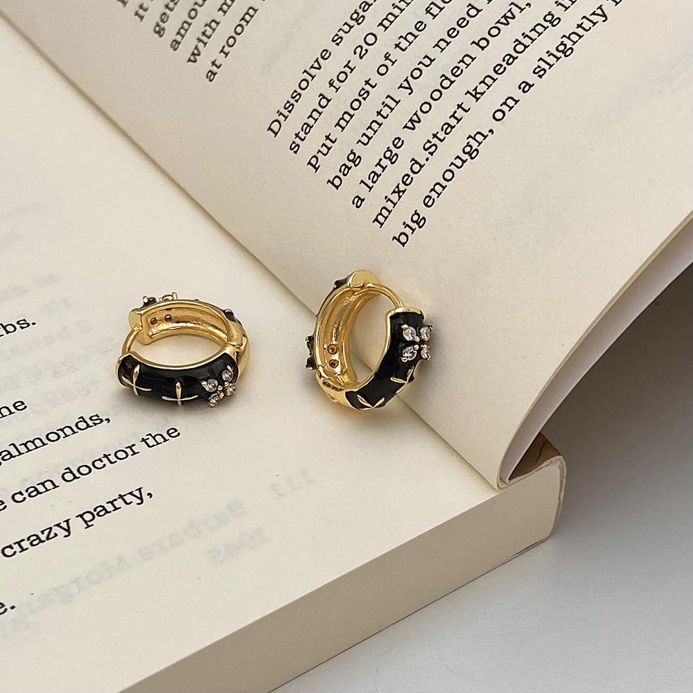 

Роскошные серьги-кольца из черной эмали: Женские пусеты высокого класса, нишевый дизайн