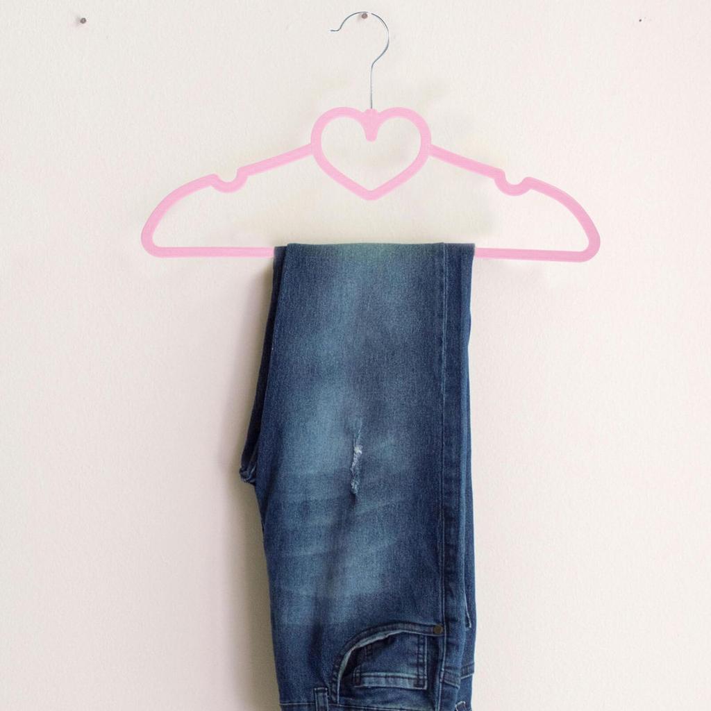 NUOLUX 20-Pack Pink Heart-Shaped Plastic Clothes Hangers with Non-Slip Grips - Perfect for Laundry, Clothes Organization, and Indoor/Outdoor Use. Suit
