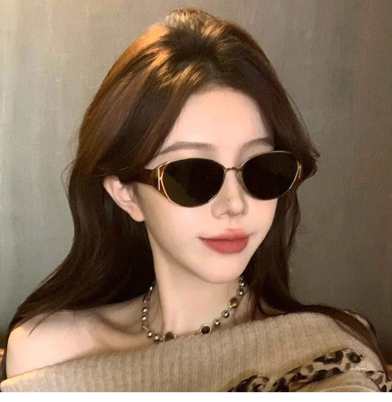 2PCS  Girl Retro Cat Eye Sunglasses Women High-end Metal Travel Sunglasses Square Face Makes Her Look Thin