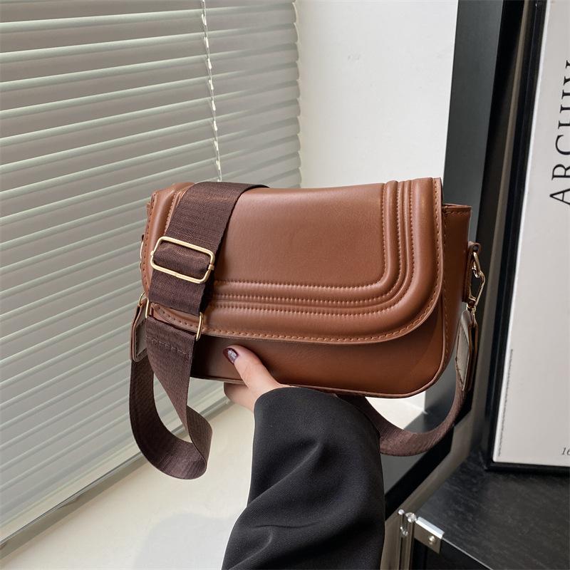 

Передовой дизайн ранняя осень новая текстура однотонный простой и модный универсальный на одно плечо через плечо маленькая квадратная сумка коричневый