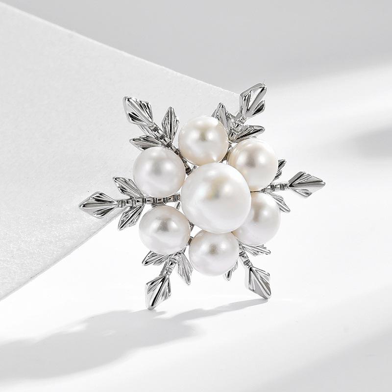 

Брошь из пресноводного жемчуга Design Sense Niche Corsage High-End Small Fragrance Luxury Pin Accessories Christmas Gifts серебряный