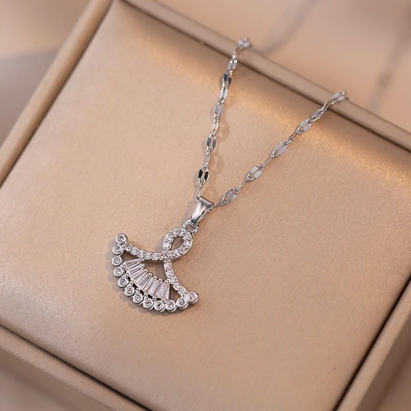 Women's Fashion Heart Pendant Necklace - Elegant, Simple Design, Versatile Clavicle Chain Jewelry