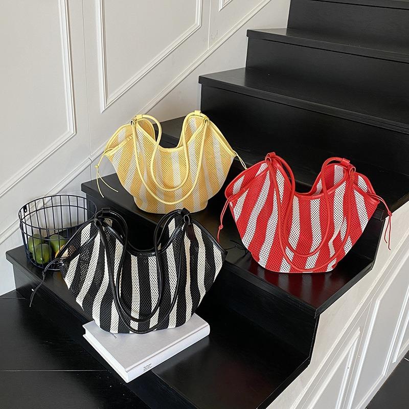 Textured hollow large-capacity bucket bag armpit bag for women as a new fashionable and versatile commuter woven tote bag