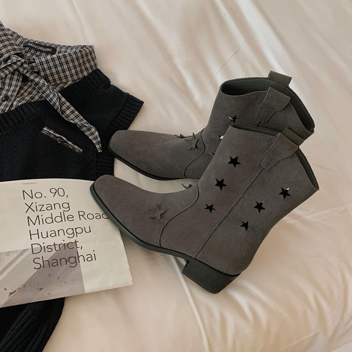 

Grape mother has the same retro fashionable hollow star V-mouth versatile comfortable thick heel denim medium boots women s western boots 35 темно-серого