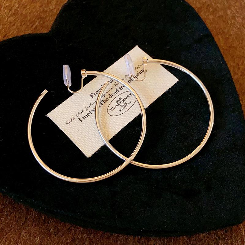 Simple round plain ring earclips, niche cold wind design earrings, commuting fashion temperament, versatile earrings, women