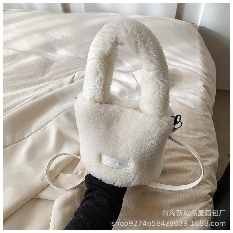 

Winter lamb wool bucket bag women s 2025 new autumn and winter fashion versatile crossbody bag commuter shoulder handbag білий