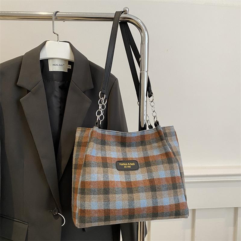 Autumn and winter large-capacity plaid bag women's tote bag versatile commuter shoulder bag woolen 2025 autumn and winter new women's bag