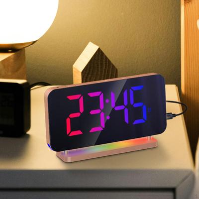 LED Digital Wecker Schlafzimmer Helligkeit Dimmer mit USB Lade Port, RGB Farbe Modi,