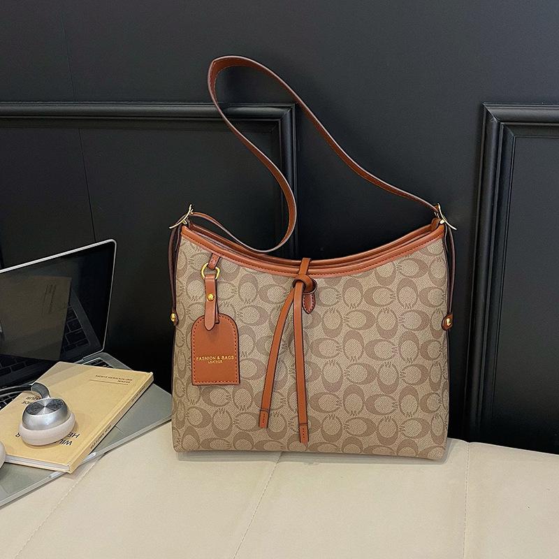 

Fashionable Crossbody Letter Print Tote Handbag – Versatile High-End Shoulder Bag for Outdoor or Commuting