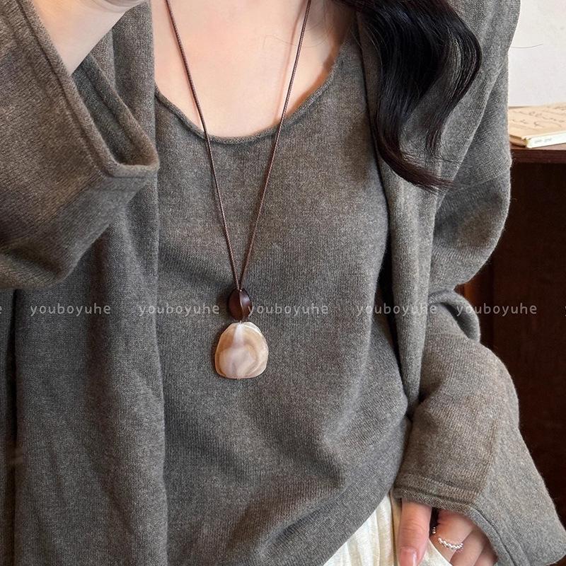 Retro Chinese Tassel Necklace: Unique Ethnic Style Women's High-End Clavicle Chain.
