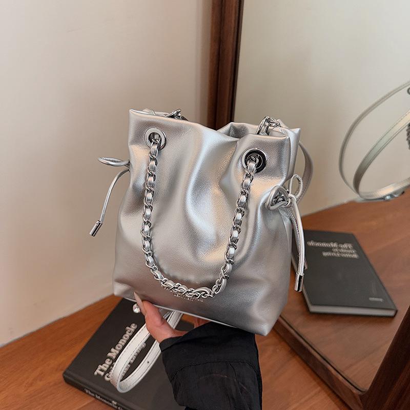 

Модная цепочная сумочка маленькая сумка женская 2025 новая простая сумка-ведро универсальная на плечо мессенджер сумка для мобильного телефона серебряный