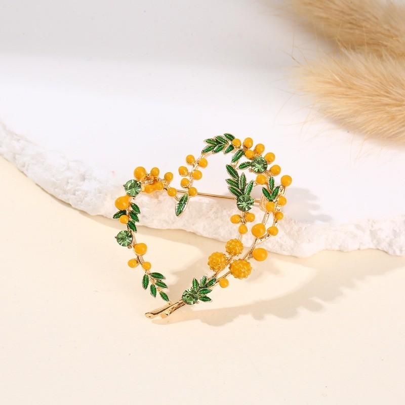 

Yutsai Elegant Hollow Out Fruit Heart Shape Brooch Alloy Advanced Delicate Women Jewelry Accessories Gifts PD2301