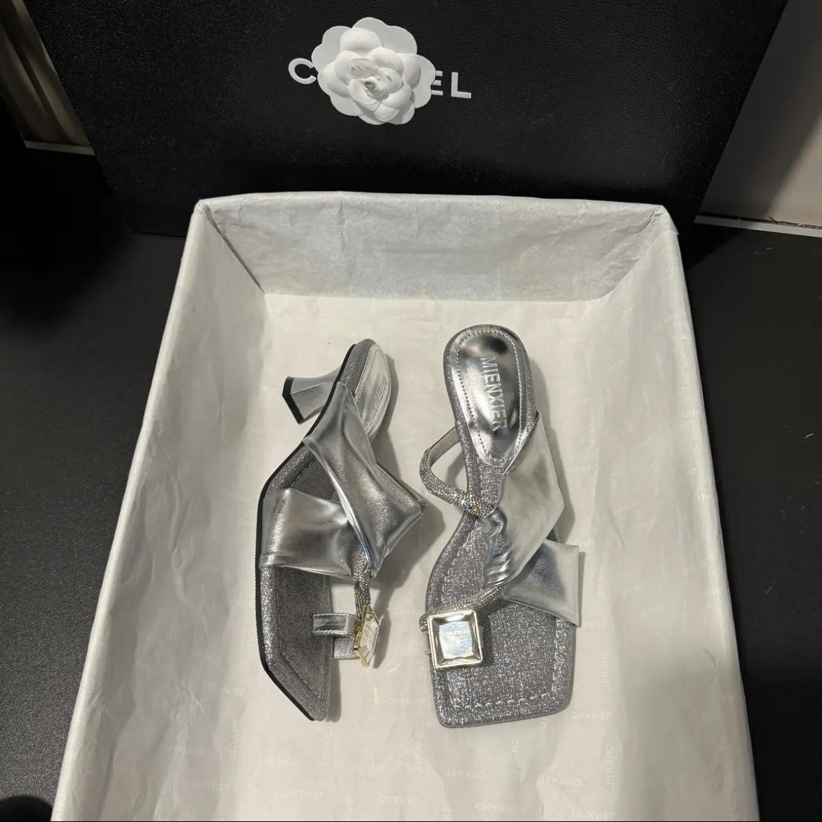 

High-heeled sandals women s summer 2025 new thick-heeled temperament high-end matching skirt beautiful rhinestone slippers outer wear 35 серебряный
