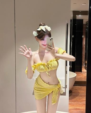 Small polka dot Korean swimsuit for women, high-end sensual and pure ins style girl split bikini three-piece swimsuit