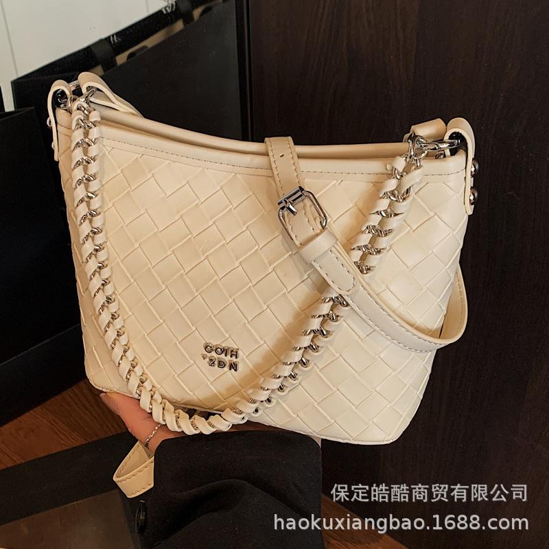 Textured bag women's 2025 spring and summer new trend fashion niche portable bucket bag commuter casual messenger bag