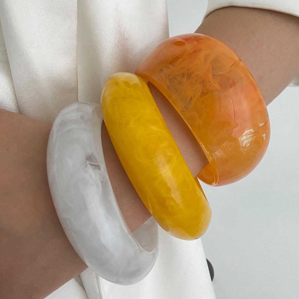 SHIXIN Bracciale a Manetta Spesso Trendy Arancione Bianco Resina Acrilico Donna Boho Colorato Impilabile Rotondo Largo Gioielli per le Vacanze