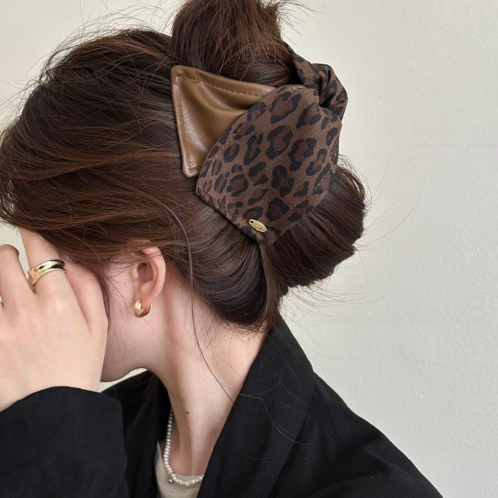 

Retro Leopard Print Triangle Hair Clip Fashionable Shark Clamp Hair Accessory for Autumn Winter Luxurious Personality Style