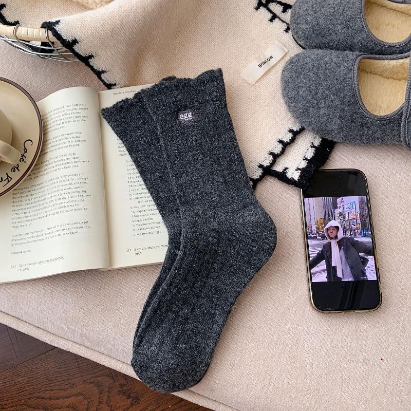Autumn and Winter Simple Embroidered Soft and Glutinous Wool Solid Color Retro Lace Pile Socks Thick and Warm Mid-calf Socks for Women