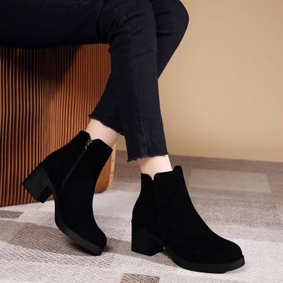 Wildleder Stiefeletten 2024 Neuer Stil Grober Absatz Runde Spitze Britischer Stil Mattleder Schwarz Mittelhoher Absatz Kick Nacktstiefel Plateau