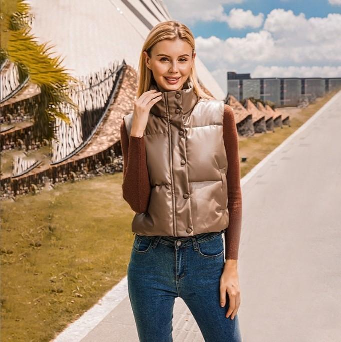 

Жіночий осінньо-зимовий безрукавний однотонний ПУ жилет зі стійкою та бічною кишенею, еластичний топ XS кавовий