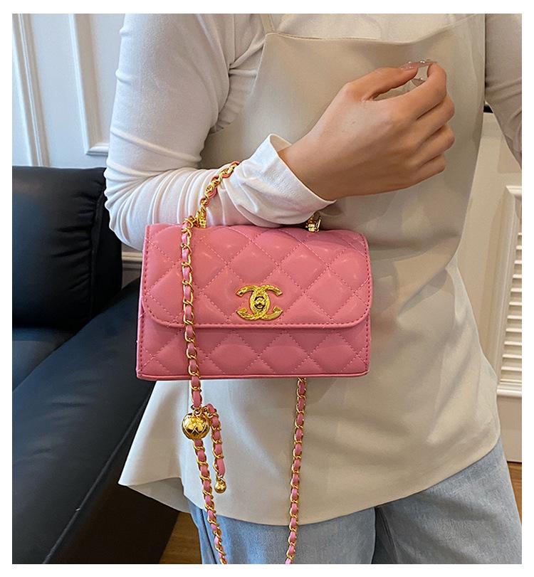 Bolsa Transversal Pequena Xiangfeng Mini com Corrente em Xadrez Diamante e Bola Dourada - Vermelha, Moda Outono