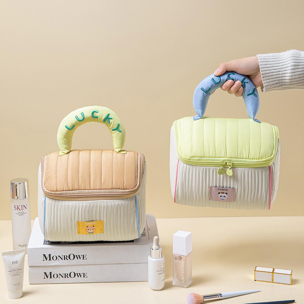 Cute House Makeup Bag, Large Capacity Cabin Wash Bag, Hand In Hand Carrying Storage Bag, Soft and Cute Girl Style Storage Bag