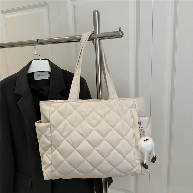 Fashiable Quilted Tote Bag with Cute Plush Bag Decorati, Autumn Leisure Large Capacity Handbag Daily Commuting Shoulder Bag