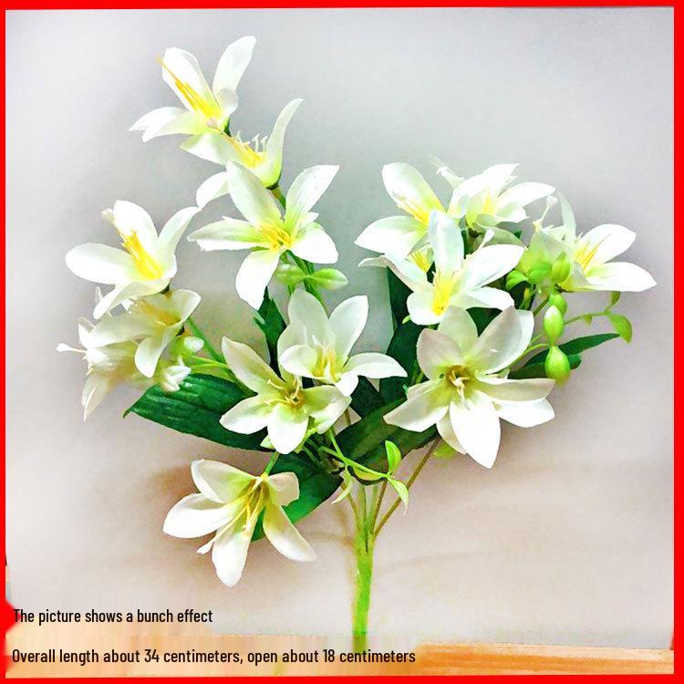 Silk Rose Flower Bouquet: Artificial Flowers for Dining, Bedroom, Living Room Decor and Creative Ornament Figurines.