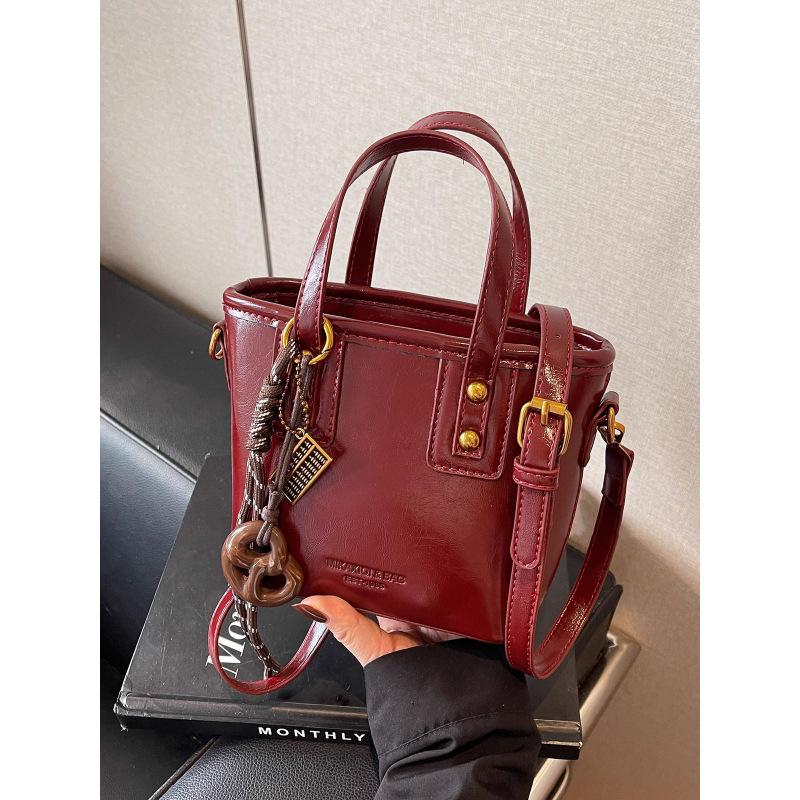 High-end Small Bag Women's 2025 New Autumn and Winter Versatile Messenger Bag Fashion Super Fire Portable Bucket Bag