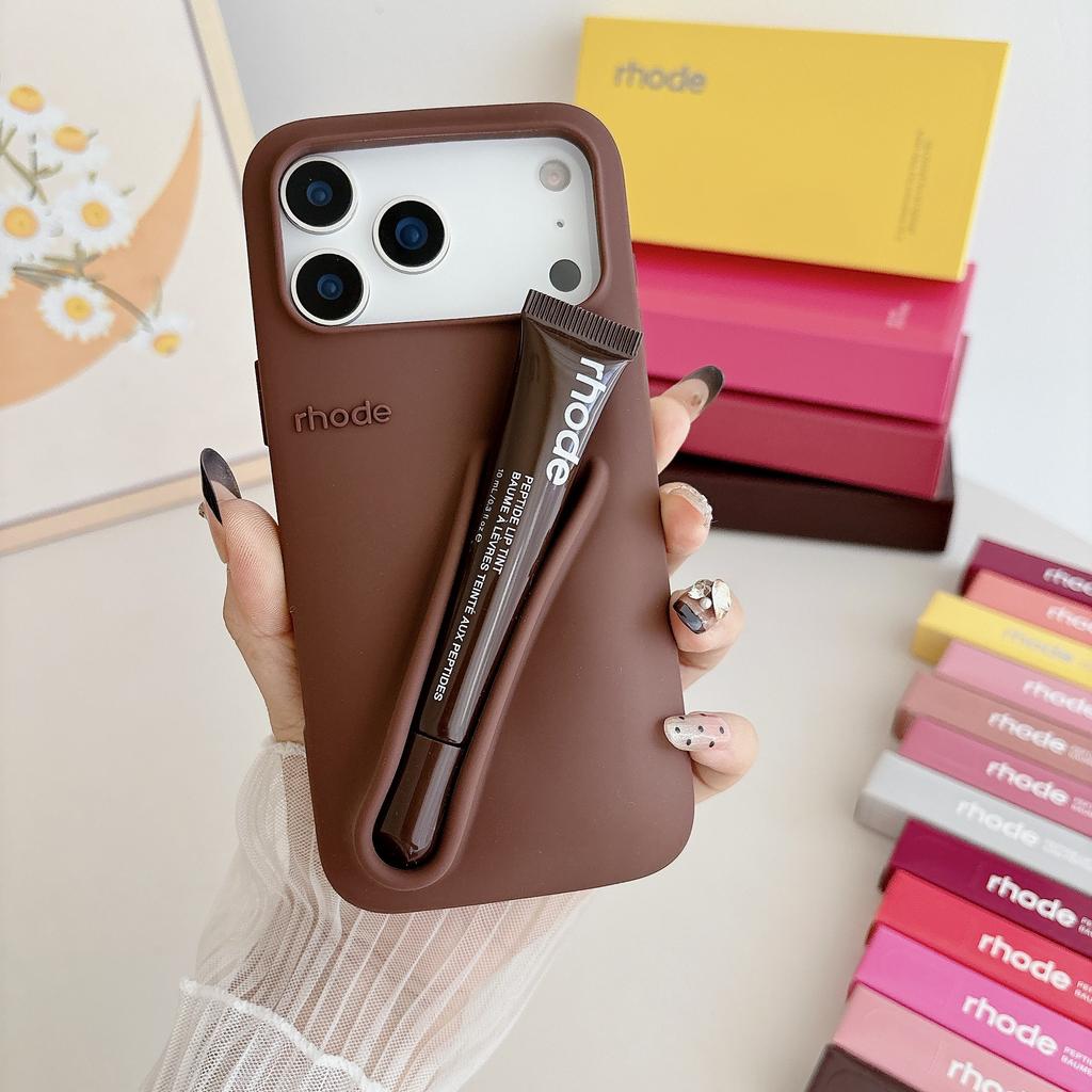 Custodia per Telefono Organizzatore Gloss Labbra Marrone RHODE — Custodia Protettiva in Silicone con Scomparto Integrato per Balsamo Labbra (per iPhone)