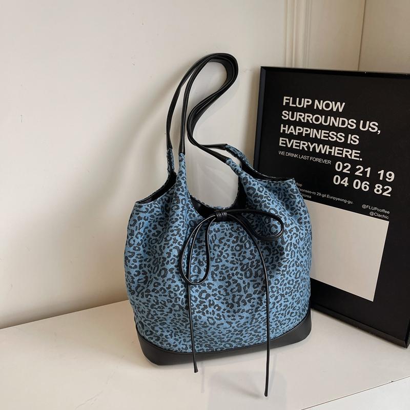 Сумка-тоут с леопардовым принтом — фото 10