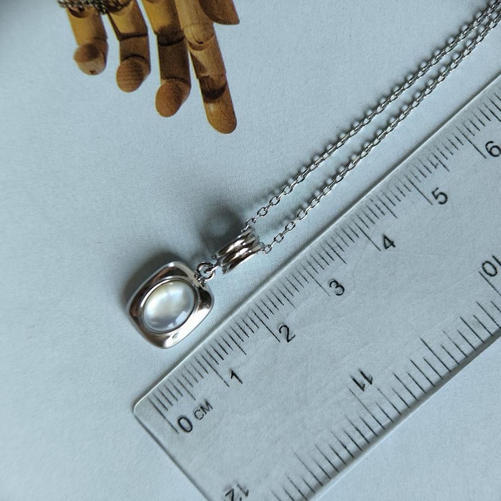 Серебряное колье с натуральным перламутром, вес изделия 3,69 гр (2184836)