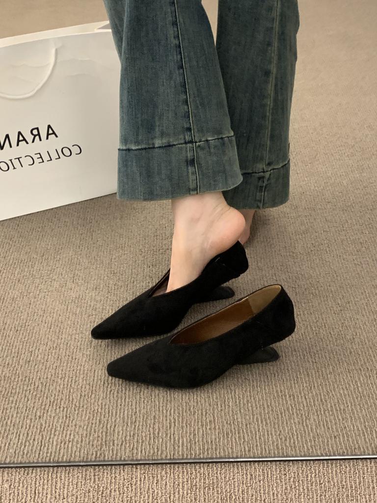 Korean Version of Late Evening Wind Suede Red Wedding Shoes 2025 New Versatile Commuter One-pedal Pointed Wedge Heel Single Shoes Women
