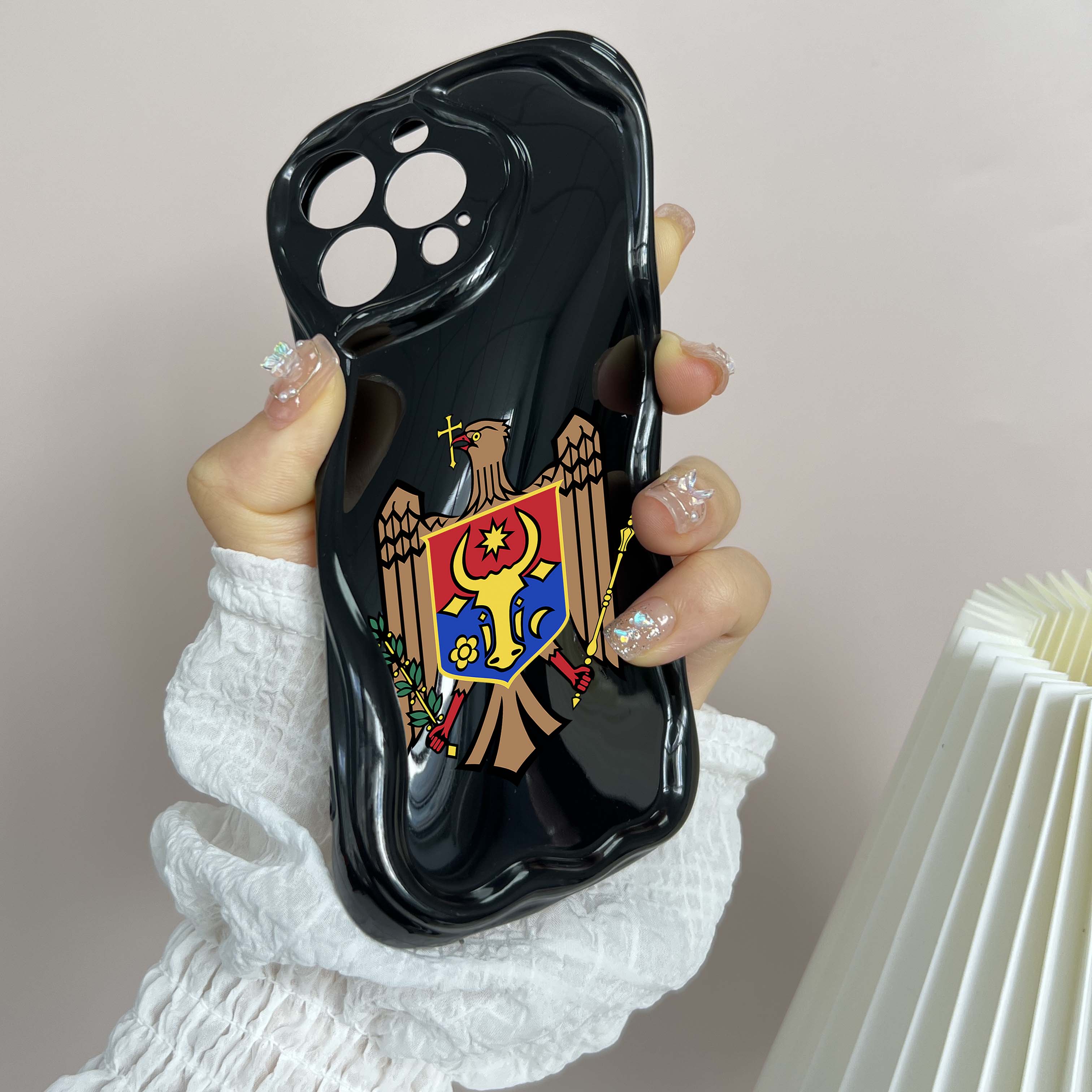 N21 Национальный герб Молдовы волнистый чехол для телефона для iPhone 15 14 13 Pro — фото 3