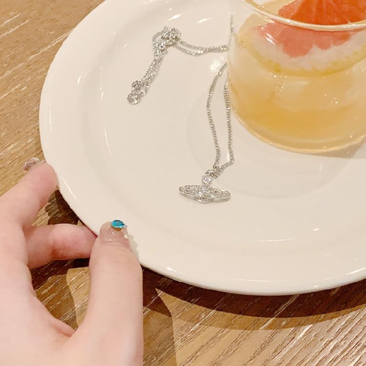 Einzigartige Planetenkette Funkelnde Anhängerkette Charm-Halskette Legierungstextur Halsschmuck Perfekt, um Liebe auszudrücken