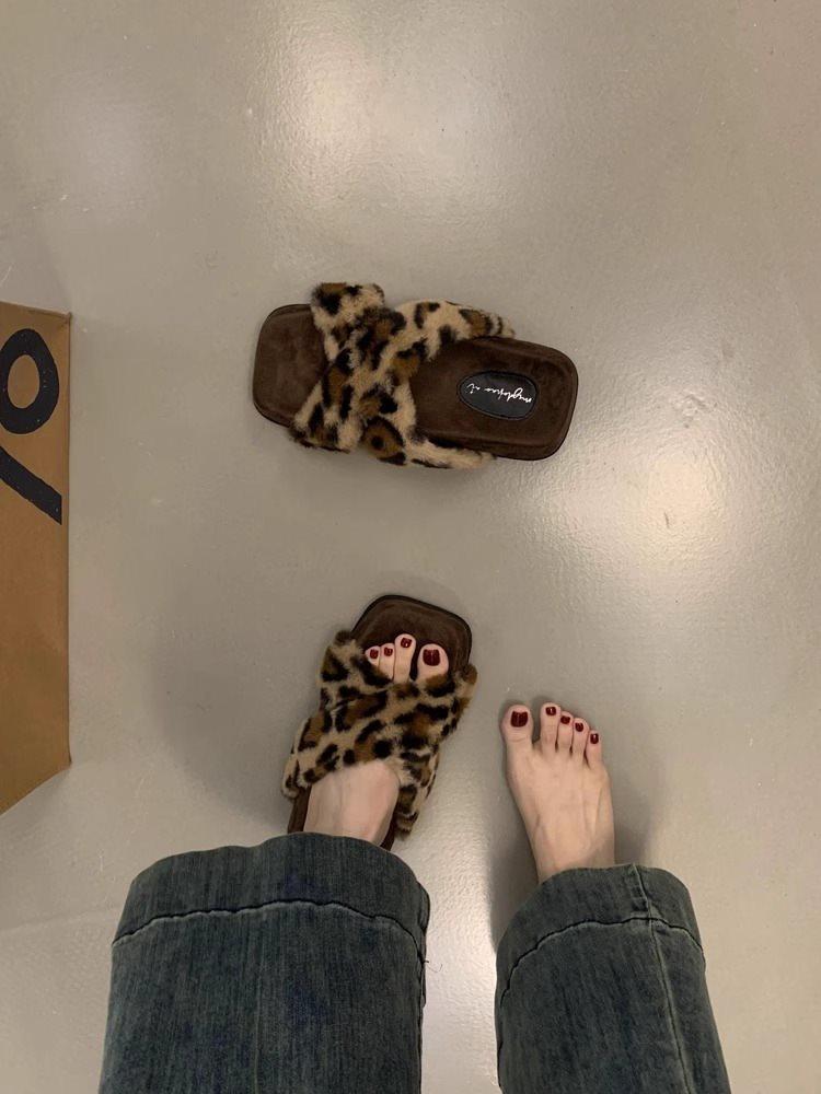 

Casual autumn and winter cross word gentle retro thick-soled fluffy slippers women wear versatile cotton shoes leopard print velvet 40 леопардовый