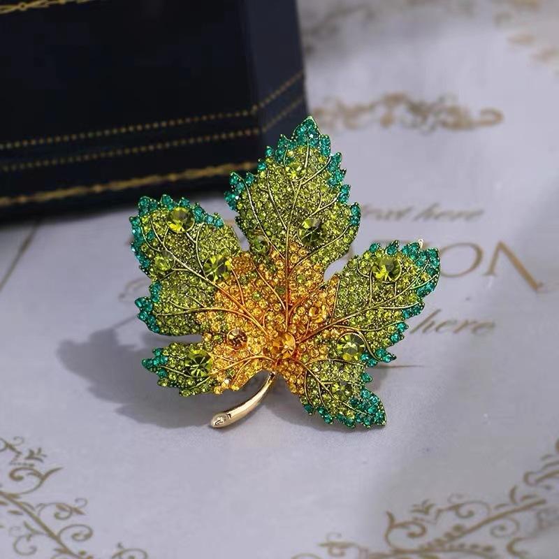 Heavy Industry Crystal Maple Leaf Brooch Women's Exquisite Luxury Simple Brooch Suit Coat Pin Accessories