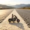 Figurka motocyklisty ze stopu cynku w stylu vintage, z drobnymi detalami, antyczne wykończenie. Do dekoracji domu, biurka. Prezenty dla pasjonatów motocykli