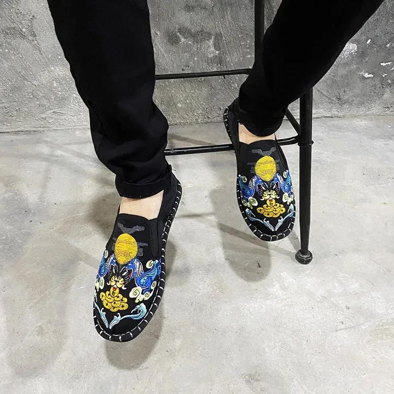 Fashion Cloth Shoes Embroidery Flower Social Guy Male Moccasin-Gommino Student Casual Shoes Fashion National Chinese Style 2024