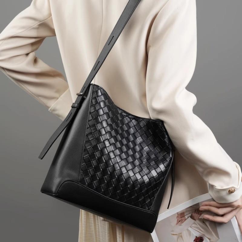 Classic Commuting Versatile Bucket Bag, Wide Shoulder Strap Crossbody Bag, Hand-woven Tote Bag, Women's Single Shoulder