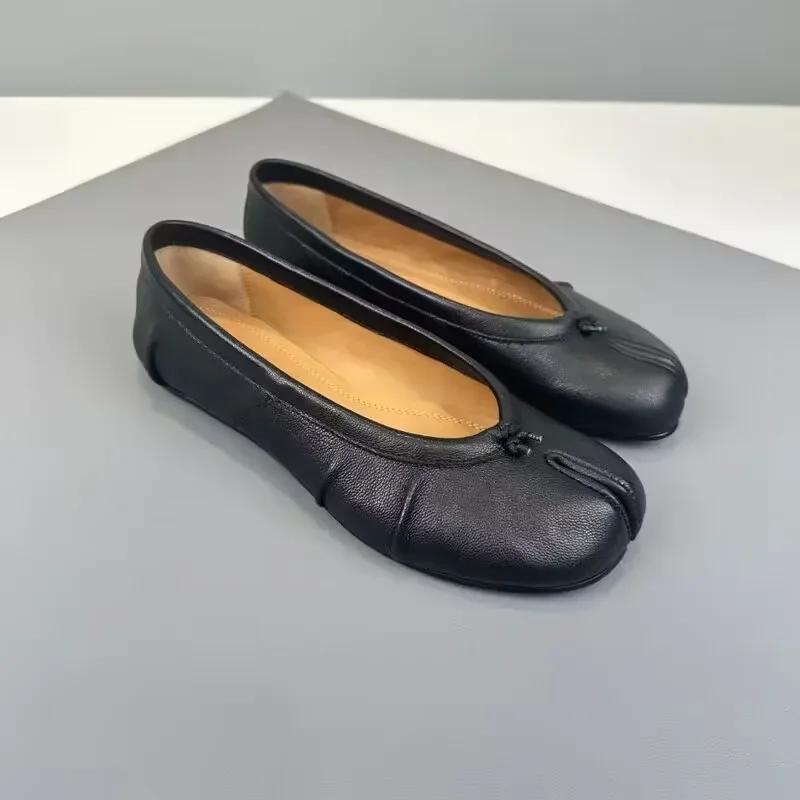 2026 Ballerine da donna con punta divisa Scarpe Tabi alla moda Mocassini slip-on casual da donna Espadrillas in pelle plissettata Zapatillas Mujer