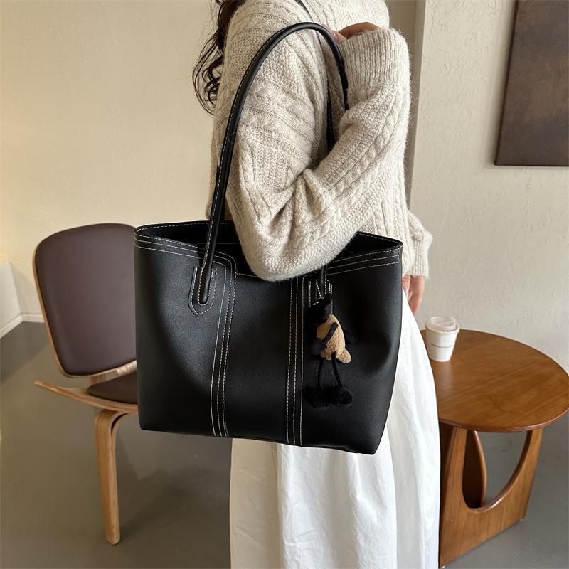 Large-capacity commuter textured women's handbags are popular this year. Versatile ins shoulder underarm bag tote bag 2025.