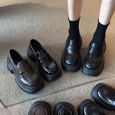 Plateau dicker Absatz Britischer Stil kleine Lederschuhe Damen 2025 neue Frühling und Herbst Ein-Pedal Einzelne Schuhe Schwarz vielseitige Slipper