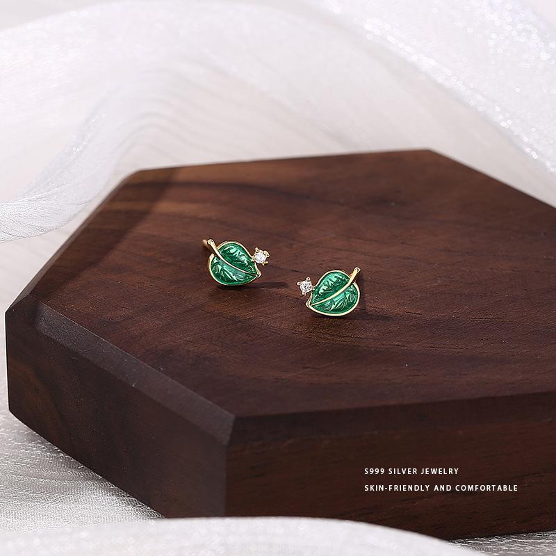 

Элегантные серьги с зелеными листьями для женщин с легким роскошным темпераментом высокого класса, новые украшения для ушей