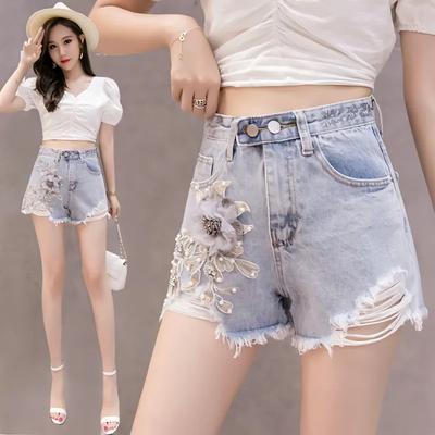 Stilvolle Jeansshorts mit Löchern: Hohe Taille, Blumenstickerei, Perlen-/Nietendetails